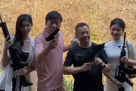 70岁崩牙驹“躲”到老挝!手持冲锋枪一脸傲娇,美女作伴非常潇洒图片