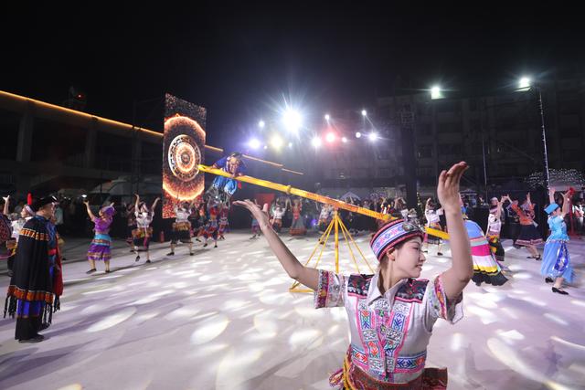 非遗+AI点亮二〇二五年“活力夜广西”百色主场