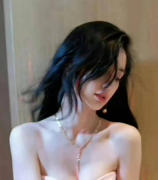 离了婚的女人果然销魂！杨颖这上衣是不是有点太紧了。