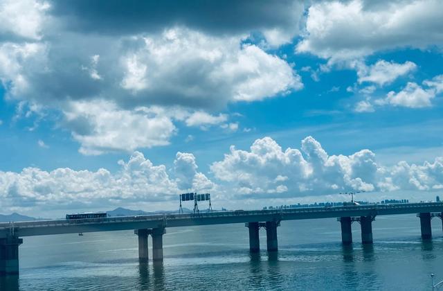 厦门地铁一号线，可以欣赏绝美海景和日落，拍照很出片