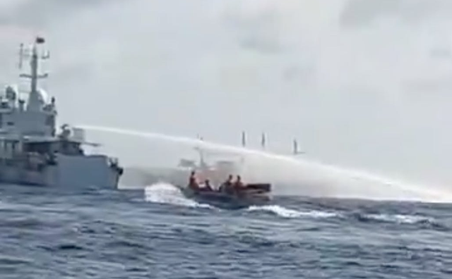 菲渔民突然掏刀威胁，中国海警没一个动作多余，打烂菲船都不为过