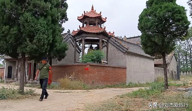 参观新密北宋名将杨业祠，祠内石人军士方阵堪称一绝