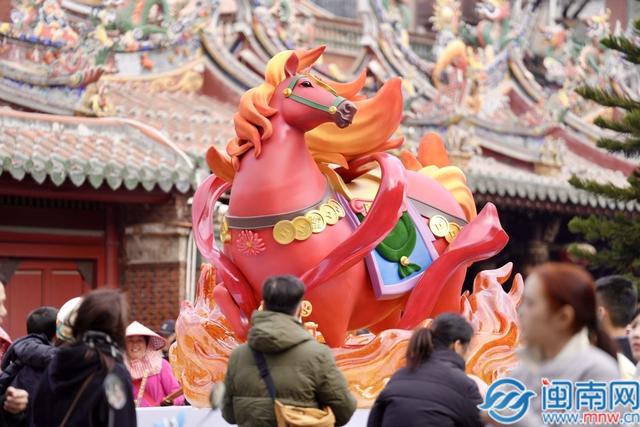 六匹骏马聚首古城！泉州古城马年IP“东·守守”压轴亮相