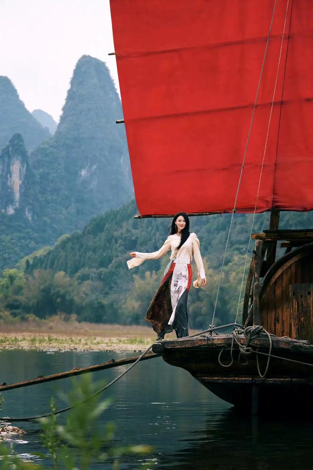 “军嫂”张馨予广西阳朔之旅，太漂亮了吧