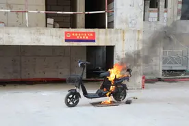 电动车火灾实验亲测！3分钟电池爆炸，9分钟烧成“骨架”……图片