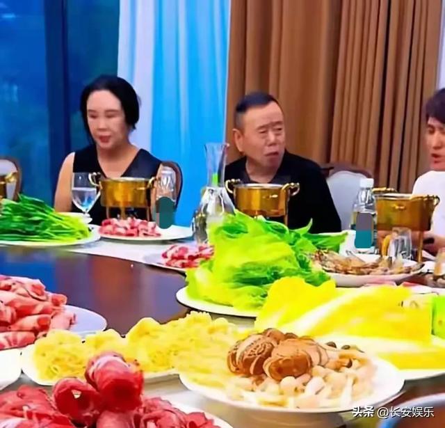 潘长江一家北京别墅宴客，餐厅大得像会所，妻子杨云罕见现身！