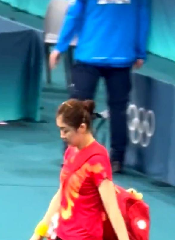 陈梦夺冠后默默离场！不敢笑，不敢说，不敢庆祝，只因赢的是队友