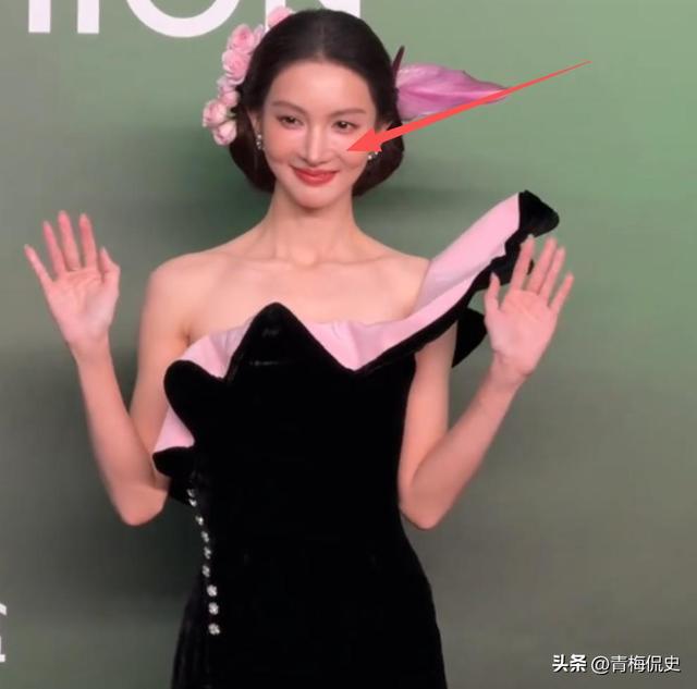 上海红毯：金晨吓人，杨幂像巫婆，周冬雨透视装辣眼，刘亦菲完胜