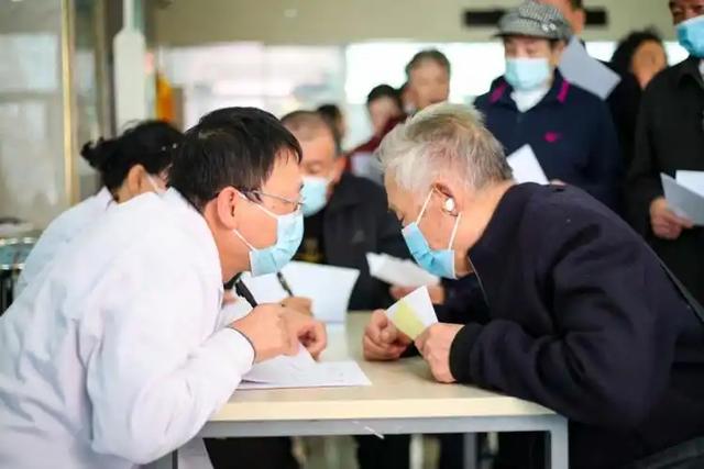 医生建议：70岁以上的老人，宁可天天玩手机，也不要随便做这4事