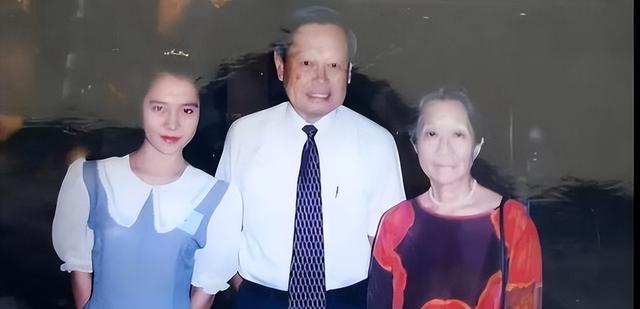 演都不演了！杨振宁去世仅4天，恶心的一幕出现	，结局大快人心