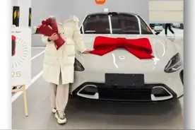 女子新车被老人故意划伤，最终在民警协调下赔偿4000元图片