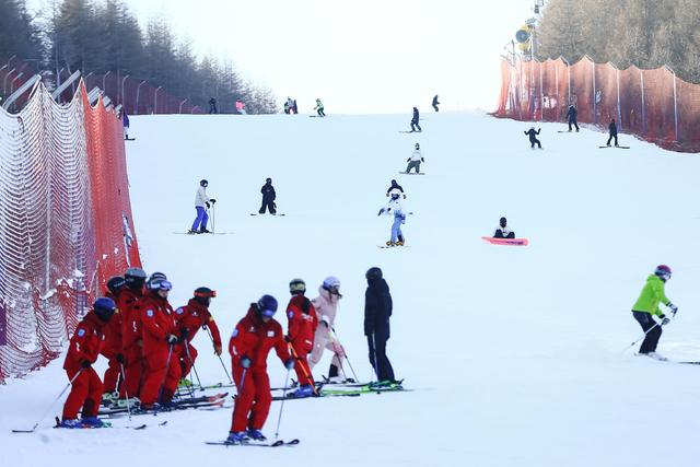 中国雪场成国际热门，入境订单飙涨130%，冰雪经济迎来黄金时代