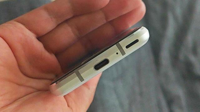 外观复杂的夏普手机，腰圆键加5.2英寸水滴屏，定制系统很流畅