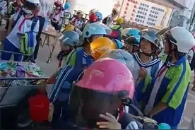 【新闻眼】小学生走路也要戴头盔？别再让学校管交通了图片