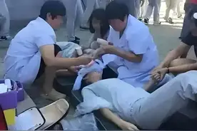 16岁女高中生在学校操场生子，孩子父亲身份曝光后，父母当场崩溃图片