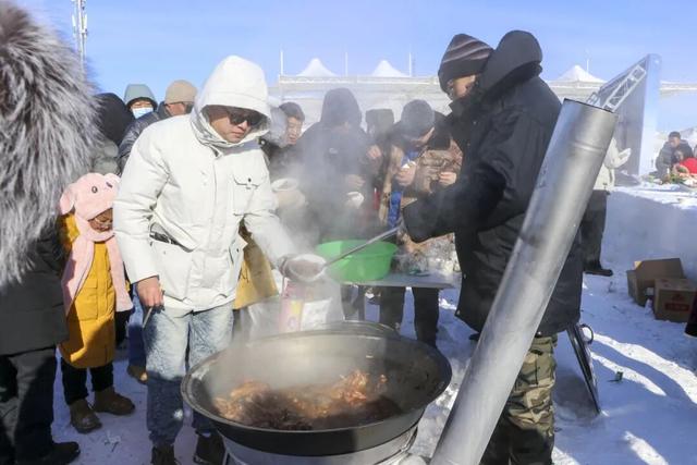 雪煮铜锅鲜 冬储肉飘香——锡林浩特那达慕上演冬日味蕾盛宴