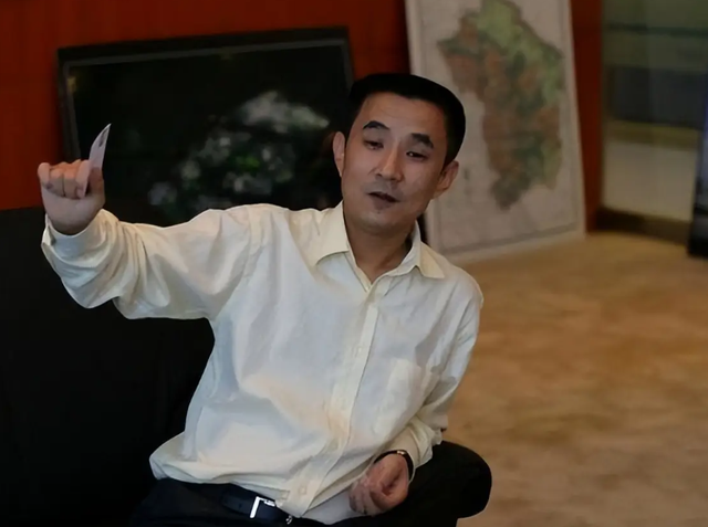 比许家印更早爆雷？他破产后套现 61亿，带小女友出逃，坑了半个省