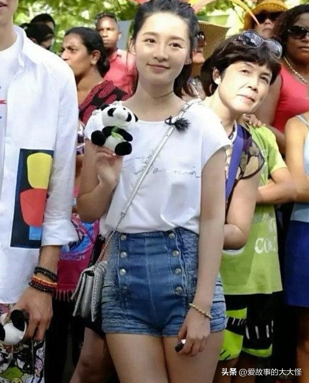 李沁这裤子是设计，还是坏了？