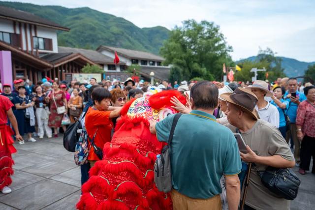 踏遍青山寻胜境！明月山、千古情迎福建千人旅行团！