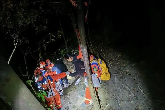 广东两女随驴友群徒步被弃，体虚脚磨泡、腿抽筋