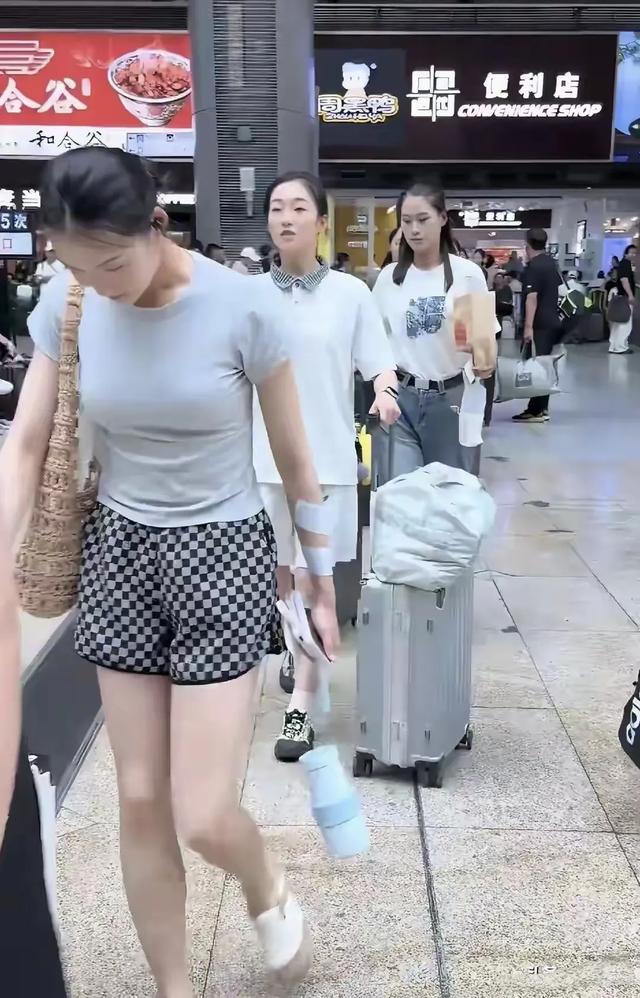 阅兵女民兵返程，身高180秒变时尚达人。
