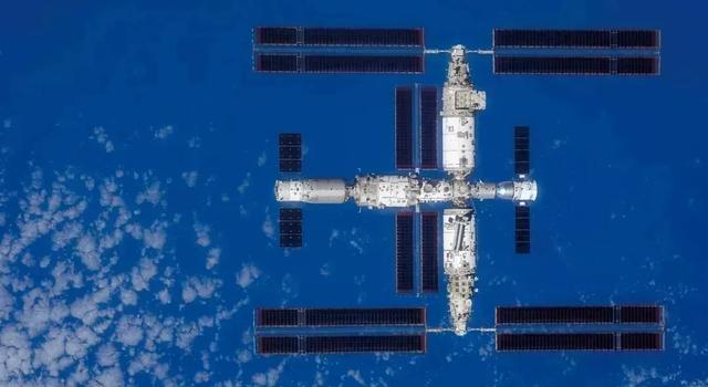 星链卫星又坠落地球了！中国空间站航天员还没返航，会有危险吗