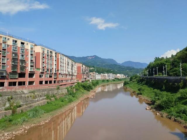 沿合（江）习（水）公路，跨越川黔边界