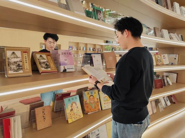 藏在摩尔城里的“文化充电站”，逛街累了就去读书吧~