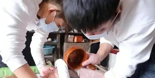 陕西女子专为老人提供服务，500元一次，常抱怨：身上全是烂疮