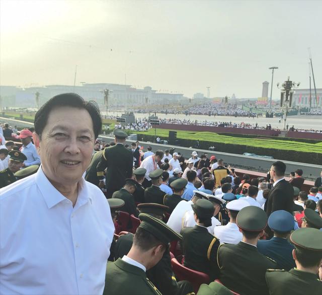 没想到，阅兵结束不到半月，唐国强因一个举动，再次实现口碑暴涨
