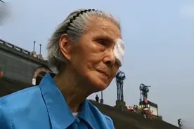 96岁老太独坐江边，等待丈夫77年，甚至哭瞎一只眼，终于有了结果图片