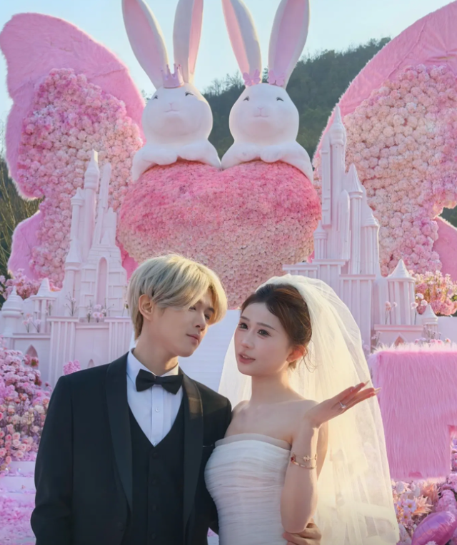 鹿哈官宣领证！8 年爱情长跑终成正果，娇妻身材火辣	，夫妻相拉满