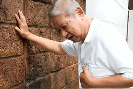 65岁老汉半夜心梗离世，医生提醒：夜间再口渴，也不要喝这3种水图片