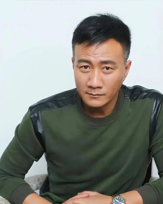 原来他们是夫妻，《归队》他又火了，和老婆因戏生情儿女双全