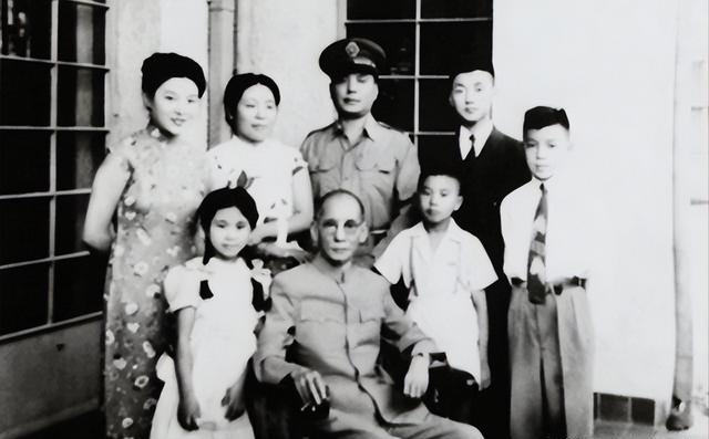 1950年，陈赓下令击毙副主席之子，毛主席得知后：让龙云处理