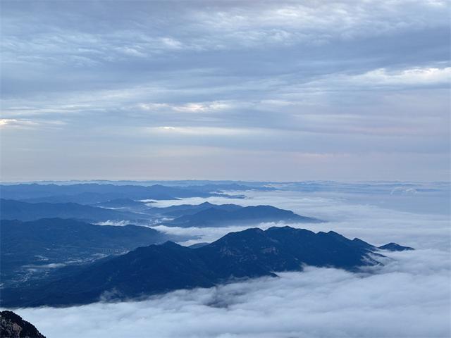 秋雨润泰山 云海漫山峦