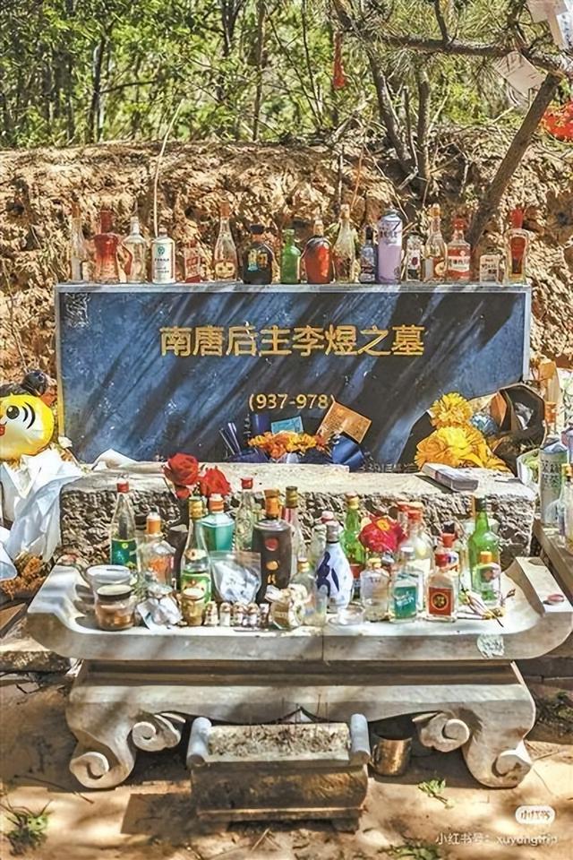 00后热衷去“上坟”