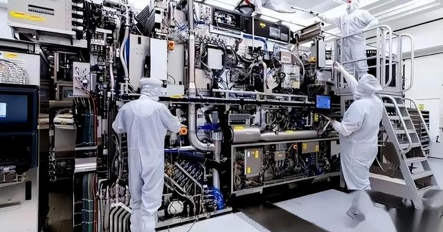 急了！见中国光刻机不断进步，荷兰外相:中国用间谍偷我们技术