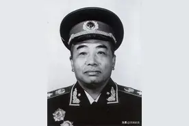 解放战争时期，五大野战军辖70个军，首任军长和政委什么军衔？图片