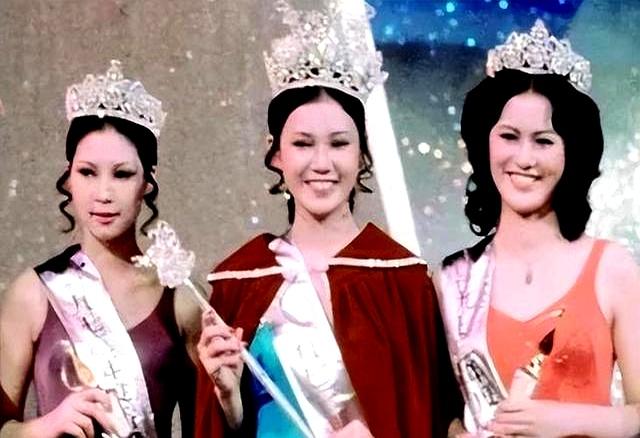 71岁赵雅芝北京走秀，脸垮皮松满是皱纹，网友直呼比董明珠还老