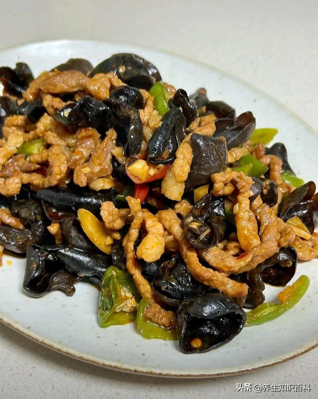 吃一斤它等于吃10只鸡，一降血脂	、二降血糖、三降胆固醇	，要懂吃