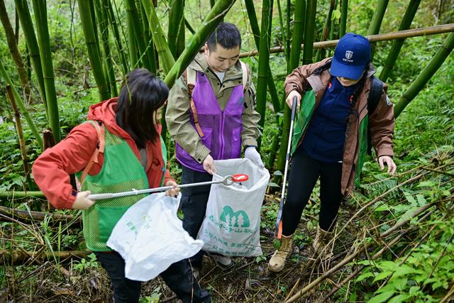 以脚步丈量生态 用行动守护文明 "环保志愿‘趣’游蓉城"系列首站——大邑药师岩生态徒步环境清洁活动完美落幕