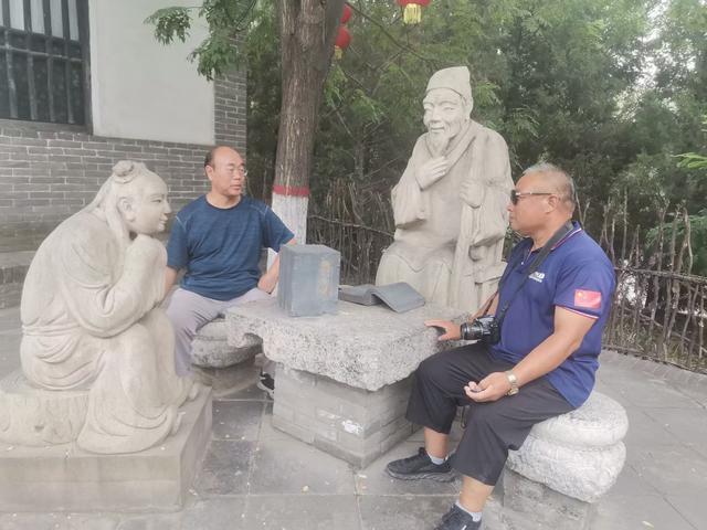 古槐屹立岁月悠、枝繁叶茂诉千秋