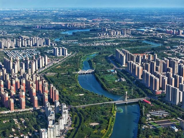 禹州颍河上空的蓝天白云，是当地一道清新动人的自然景致。