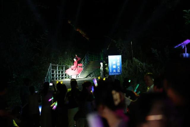 文旅融合新篇章！龙虎山“丹霞新境・夜遇龙虎”新品发布，首批精品民宿正式授牌！