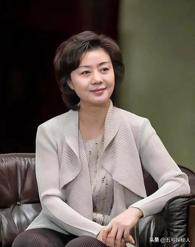 至今未婚未育，身边却有男人陪了近27年!59岁的李胜素才是真清醒