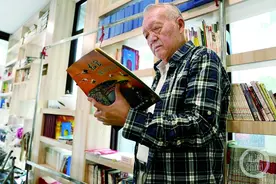 78岁“集邮爷爷” 方寸间看重庆之美图片