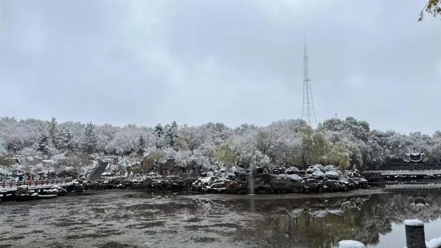 乌兰浩特市：初雪染红城