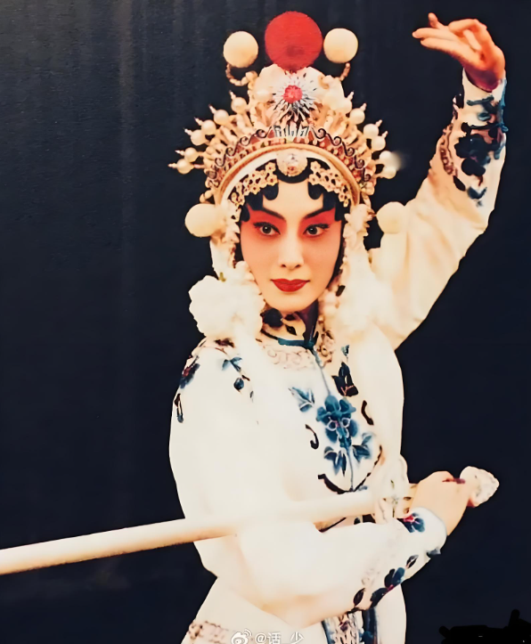 京剧名家张火丁：走红后在单位受排挤，富豪丈夫离世后她现状如何