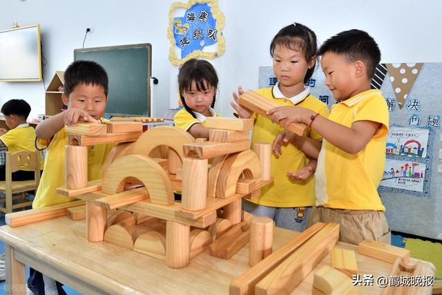 公办幼儿园突然免学费！民办园老板连夜算账，家长却愁得睡不着：转园还是硬扛？